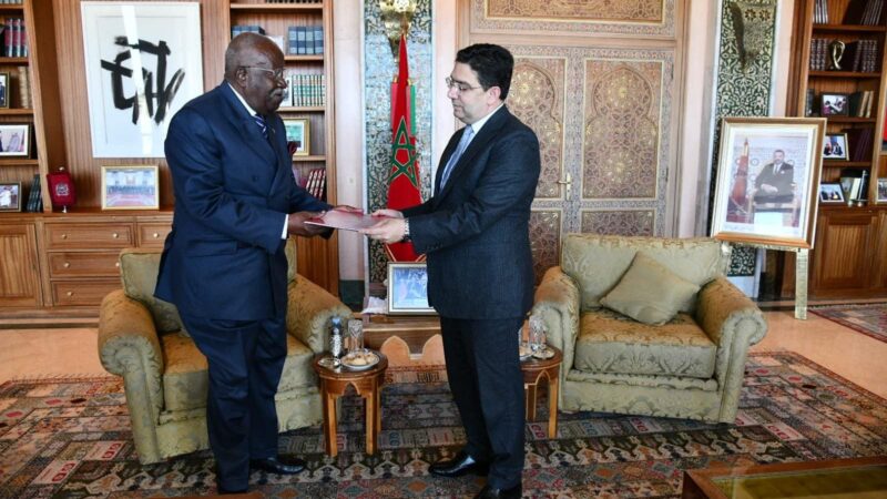 بوريطة يستقبل السفير المتجول لجمهورية أنغولا برناردو مبالا دومبيلي حاملا رسالة من الرئيس جواو لورينسو إلى جلالة الملك