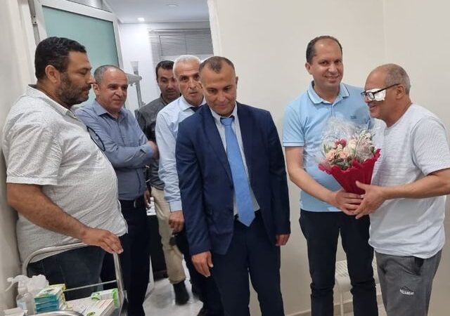 مدير الأكاديمية الجهوية للتربية والتكوين جهة الدار البيضاء سطات في زيارة للأستاذ الذي تعرض لاعتداء ببرشيد.