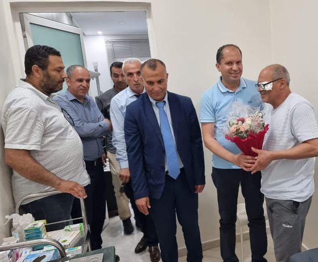 مدير الأكاديمية الجهوية للتربية والتكوين جهة الدار البيضاء سطات في زيارة للأستاذ الذي تعرض لاعتداء ببرشيد.