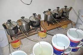 صناعة وترويج ماء الحياة يقود شخص إلى قبضة الأمن بسطات