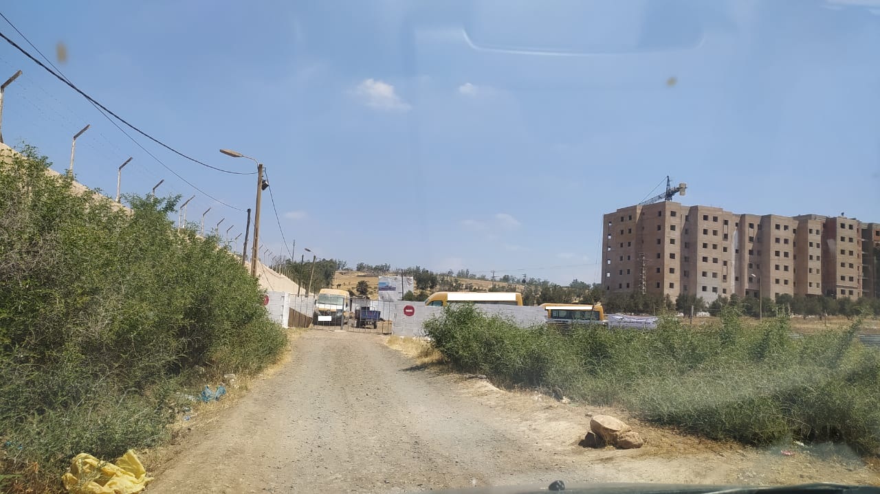 مواطنون بالقرب من الحي الجامعي بسطات يشتكون من قطع الطريق ويطالبون برفع الضرر  والظلم