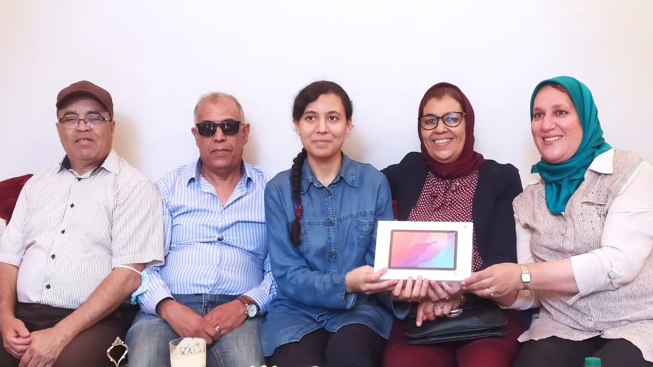 جمعية آباء و أمهات وأولياء التلاميذ بالثانوية التأهيلية الرازي تهنئ التلميذة آمال نور الهادي الحاصلة على أعلى معدل بالبكالوريا بإقليم سطات