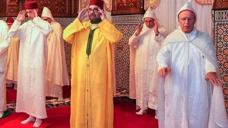 أمير المؤمنين يؤدي صلاة عيد الأضحى ويقوم بنحر أضحية العيد