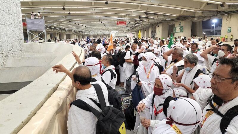 الحجاج يرمون جمرة العقبة الكبرى في منى قرب مدينة مكّة المكرّمة