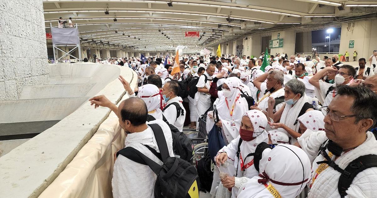 الحجاج يرمون جمرة العقبة الكبرى في منى قرب مدينة مكّة المكرّمة