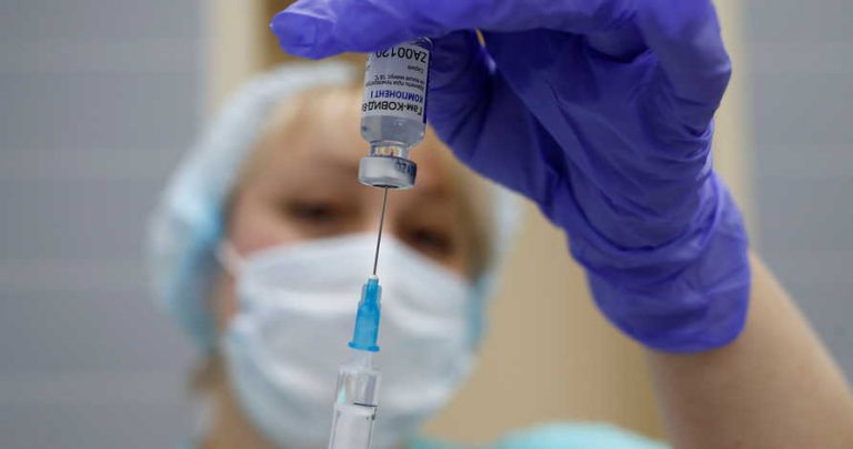 وزارة الصحة والحماية الاجتماعية توصي باعتماد جرعة تذكيرية من اللقاح المضاد لفيروس كوفيد-19 لكبار السن والأشخاص ذوي عوامل المراضة