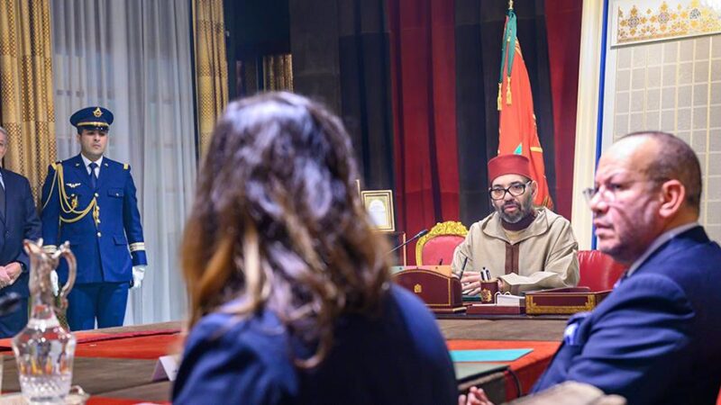 الملك محمد السادس يترأس جلسة عمل خصصت لتطوير الطاقات المتجددة والآفاق الجديدة في هذا المجال