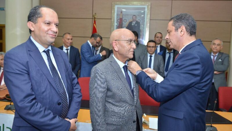 توشيح الدكتور محمد عزيز الوكيلي المدير المساعد ورئيس قسم تدبير الموارد البشرية بالأكاديمية الجهوية للتربية والتكوين لجهة الدار البيضاء – سطات بوسام الاستحقاق الوطني من الدرجة الممتازة