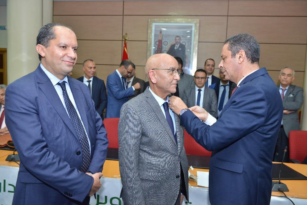 توشيح الدكتور محمد عزيز الوكيلي المدير المساعد ورئيس قسم تدبير الموارد البشرية بالأكاديمية الجهوية للتربية والتكوين لجهة الدار البيضاء – سطات بوسام الاستحقاق الوطني من الدرجة الممتازة