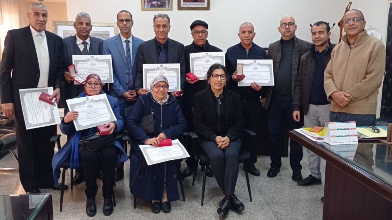 المدير الإقليمي بسطات يترأس حفل تسليم الأوسمة الملكية الشريفة على أسرةالتعليم بالإقليم.