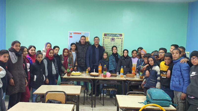 متعلمون بمجموعة مدارس الزوكش بسطات يفاجئون أستاذهم بحفل عيد ميلاده…
