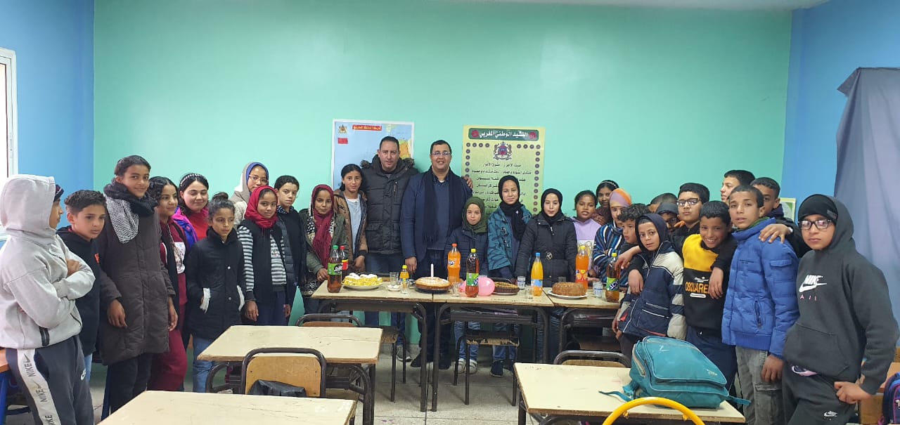 متعلمون بمجموعة مدارس الزوكش بسطات يفاجئون أستاذهم بحفل عيد ميلاده…