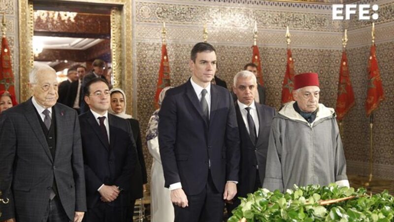 رئيس الحكومة الإسبانية يزور ضريح محمد الخامس