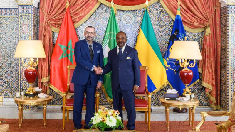 جلالة الملك يجري مباحثات مع الرئيس علي بونغو أونديمبا ويشرف على تسليم هبة من الأسمدة لفائدة فلاحيين غابونيين