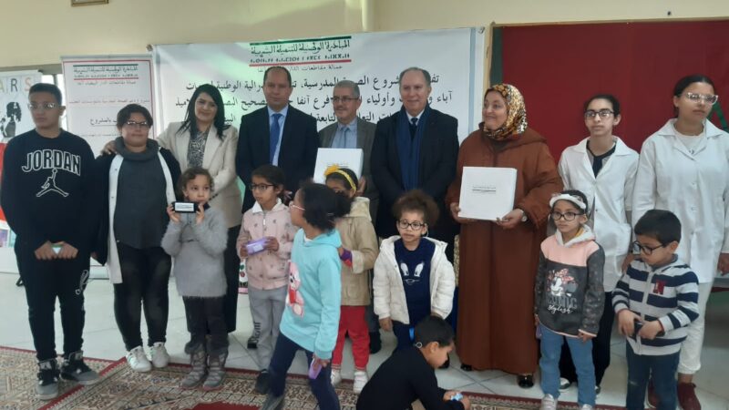 مدير الأكاديمية الجهوية للتربية والتكوين لجهة الدار البيضاء وعامل عمالة مقاطعات الدار البيضاء أنفا سطات يشرفان على توزيع النظارات الطبية بالمدرسة الابتدائية سيدي محمد بن عبد الله