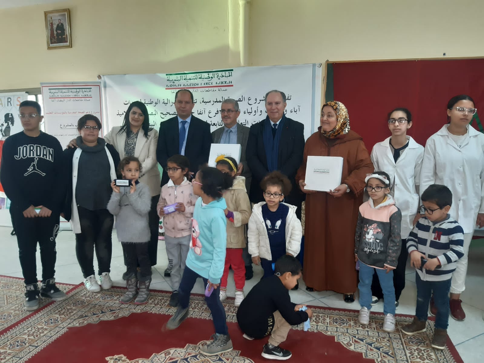 مدير الأكاديمية الجهوية للتربية والتكوين لجهة الدار البيضاء وعامل عمالة مقاطعات الدار البيضاء أنفا سطات يشرفان على توزيع النظارات الطبية بالمدرسة الابتدائية سيدي محمد بن عبد الله