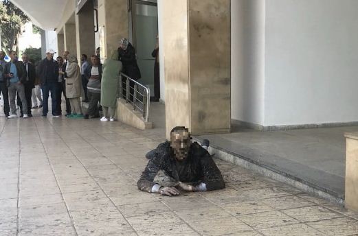 متقاعد يحرق جسمه أمام إدارة في الرباط