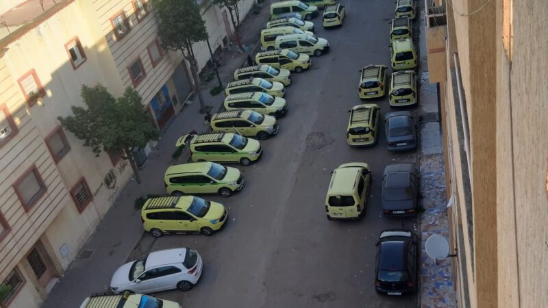 ساكنة حي بسطات تطلب من السلطات الاقليمية رفع الضرر الناتج عن تحويل حيهم إلى موقف سيارات الأجرة الكبيرة