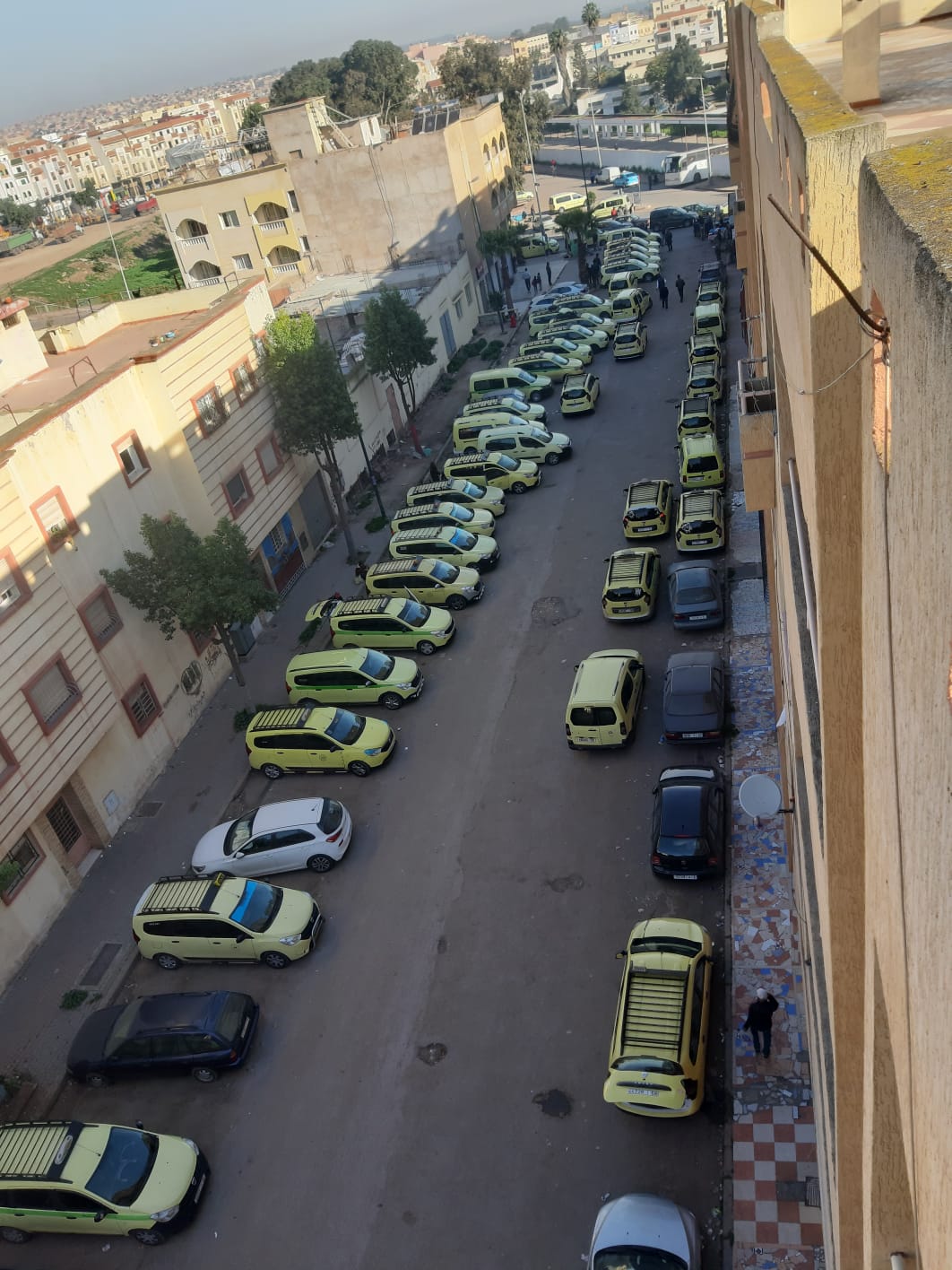 ساكنة حي بسطات تطلب من السلطات الاقليمية رفع الضرر الناتج عن تحويل حيهم إلى موقف سيارات الأجرة الكبيرة