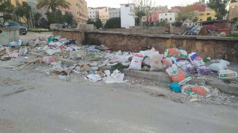 مخلفات البناء تغزو شوارع وأحياء مدينة سطات في ظل صمت الجهات المختصة