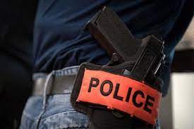 سلا.. مفتش شرطة يضطر لاستعمال سلاحه الوظيفي لتوقيف شخص عرّض أمن المواطنين وسلامة موظفي الشرطة لتهديد جدي (مصدر أمني)