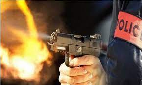 الخميسات.. عناصر الشرطة يضطرون لاستخدام أسلحتهم الوظيفية لتوقيف شخص عرّض المواطنين وعناصر الأمن لاعتداء خطير (مصدر أمني)