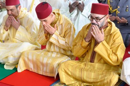 أمير المؤمنين يؤدي صلاة عيد الفطر بالمسجد المحمدي بالدار البيضاء ويتقبل التهاني بهذه المناسبة السعيدة