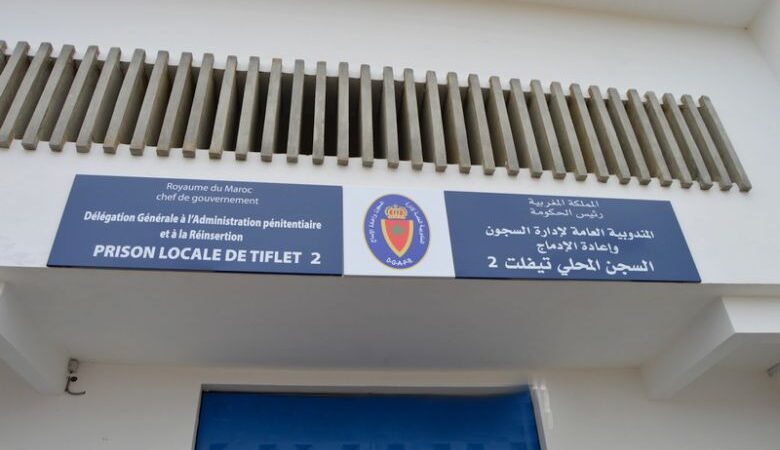 إدارة السجن المحلي تيفلت 2 تنفي ادعاءات والد السجين (ع.ر.) بخصوص منع ابنه من الاتصال بأي شخص عدا والديه وحرمانه من الفسحة