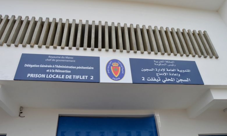 إدارة السجن المحلي تيفلت 2 تنفي ادعاءات والد السجين (ع.ر.) بخصوص منع ابنه من الاتصال بأي شخص عدا والديه وحرمانه من الفسحة