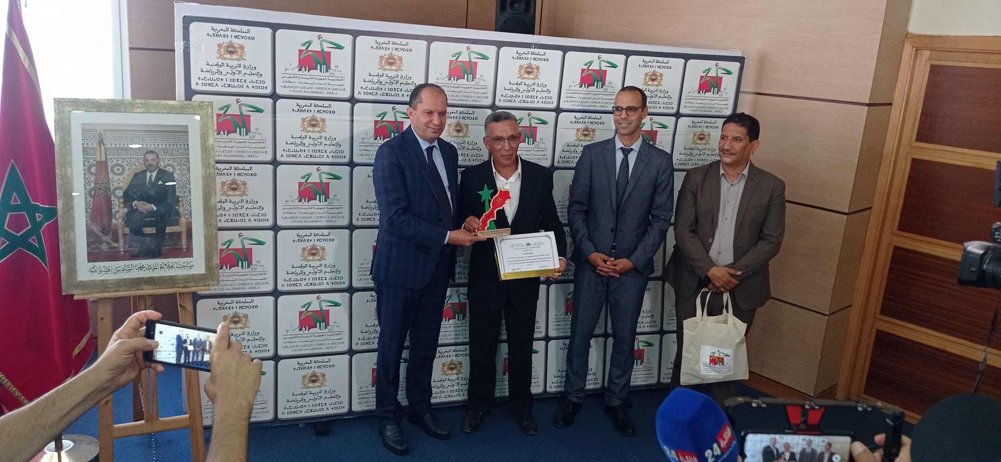 مدير الأكاديمية لجهة الدار البيضاء سطات يترأس حفل تقديم العرض الأول للشريط الغنائي “الحلم” وتكريم عدد من الأطر