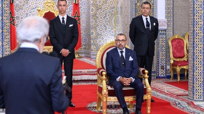 جلالة الملك يستقبل والي بنك المغرب