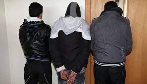 توقيف ثلاثة أشخاص بالقنيطرة للاشتباه في تورطهم في ترويج مخدرات ومؤثرات عقلية (مصدر أمني)