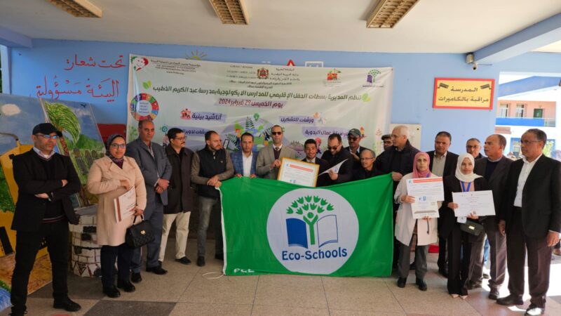 المدير الإقليمي لوزارة التربية الوطنية والتعليم الأولي والرياضة بسطات يشرف على رفع اللواء الأخضر للمدارس الايكولوجية بمدرسة عبد الكريم الخطيب