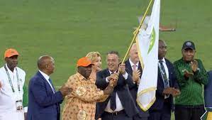 رئيس الجامعة الملكية المغربية لكرة القدم يتسلم من الرئيس الايفواري علم كأس إفريقيا للأمم – المغرب 2025