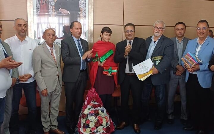 مدير الأكاديمية الجهوية للتربية والتكوين لجهة الدار البيضاء سطات ينظم حفل استقبال على شرف تلميذة حاصلة على الرتبة الثانية في مسابقة دولية للإملاء بكندا.