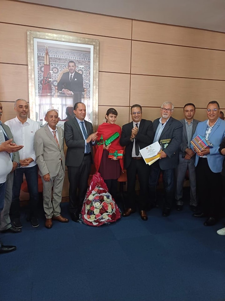 مدير الأكاديمية الجهوية للتربية والتكوين لجهة الدار البيضاء سطات ينظم حفل استقبال على شرف تلميذة حاصلة على الرتبة الثانية في مسابقة دولية للإملاء بكندا.