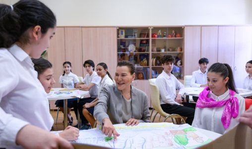 صاحبة السمو الملكي الأميرة للا حسناء تزور بباكو المؤسسة التعليمية “المجمع التربوي 132–134” في إطار مشروع التوأمة التربوية بين الرباط والعاصمة الأذربيجانية