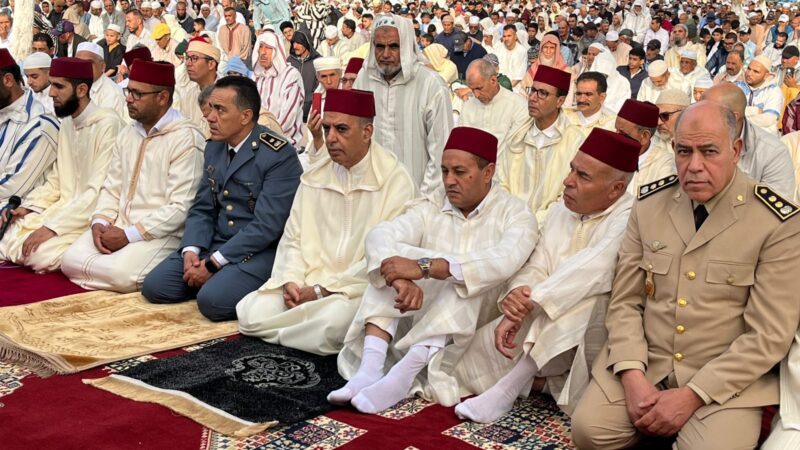 عامل إقليم سطات يؤدي صلاة عيد الأضحى وسط أجواء إيمانية