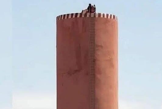 بني ملال.. إنهاء الشكل الاحتجاجي الذي انخرط فيه شخص اعتصم فوق خزان مياه بجماعة أولاد يوسف، بتسجيل قيام المعني بالأمر بالإلقاء بنفسه من أعلى الخزان (سلطات محلية)