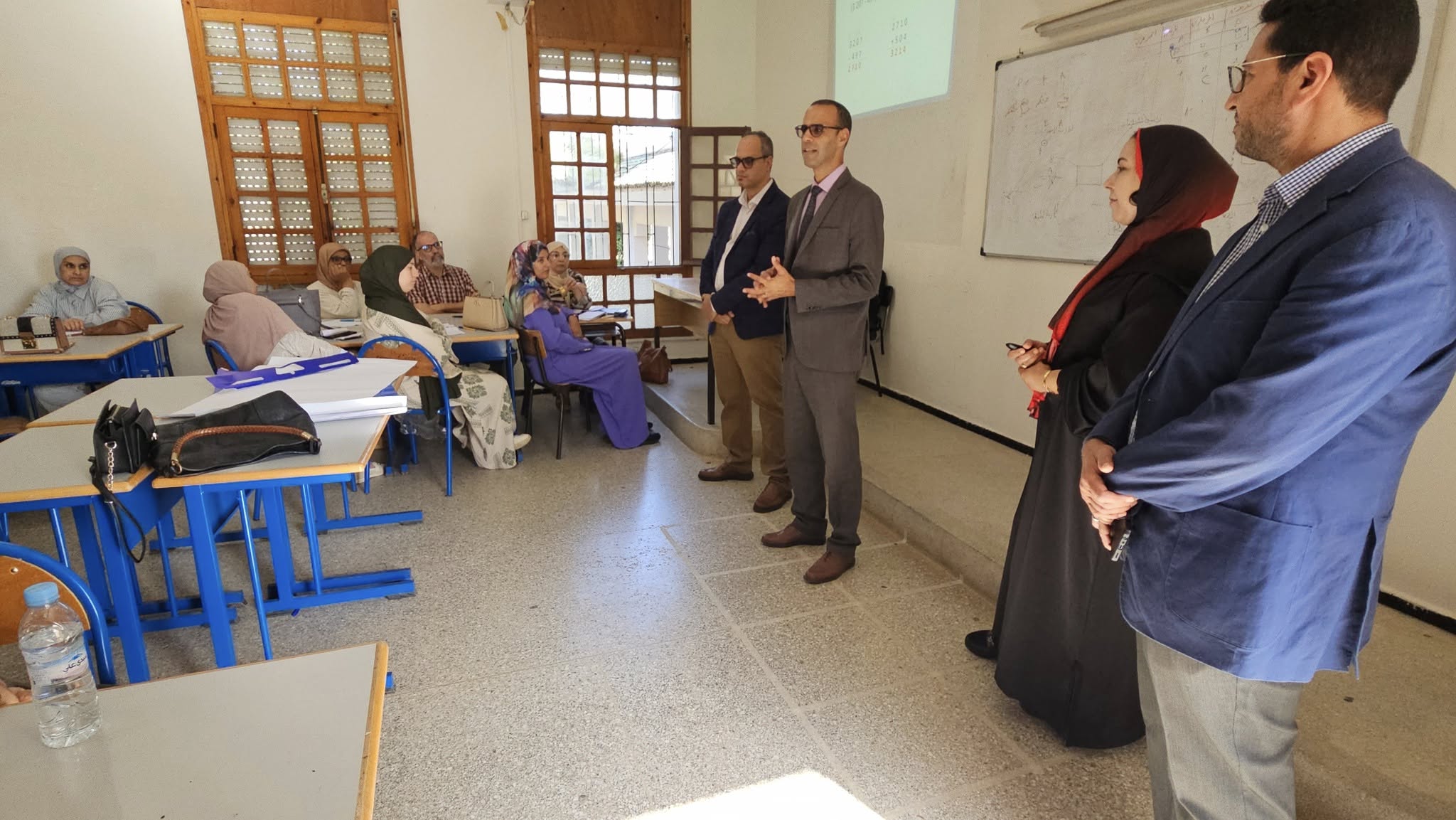 المدير الإقليمي لوزارة التربية الوطنية والتعليم الأولي والرياضة بسطات في زيارة ميدانية للمركز المحتضن للدورة التكوينية حول التعليم الصريح