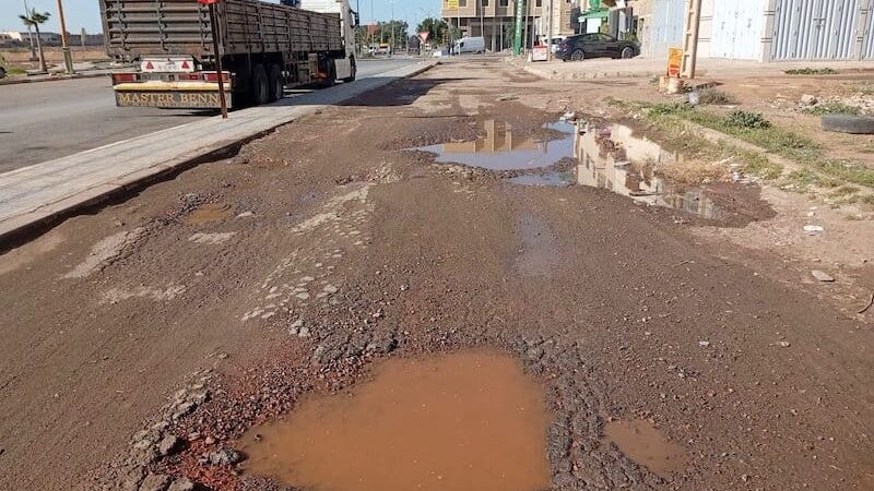 الحفر تكتسح مدينة سطات… معاناة يومية وعيون تترقب حلولا عاجل