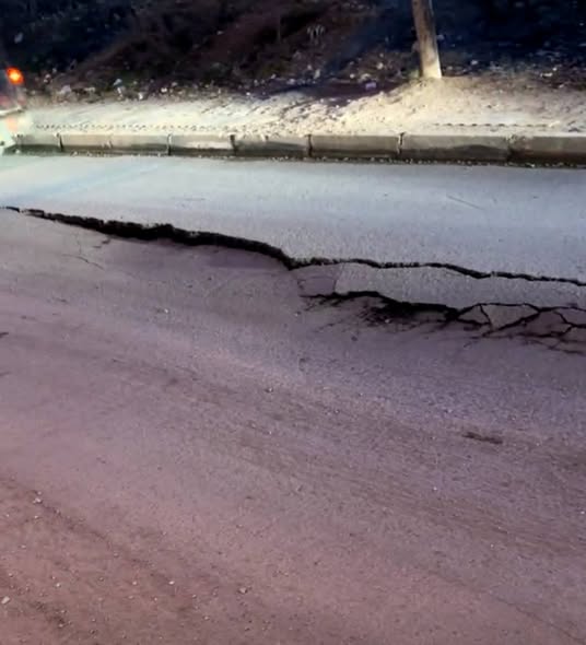 تصدعات بشارع الجنرال الكتاني بسطات تثير مخاوف الساكنة وتساؤلات حول جودة الأشغال ودور جهات المراقبة