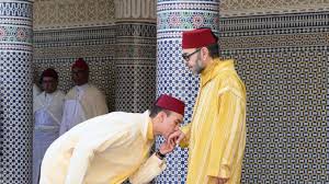 أمير المؤمنين يؤدي صلاة عيد الفطر بمسجد أهل فاس بالرباط ويتقبل التهاني بهذه المناسبة السعيدة