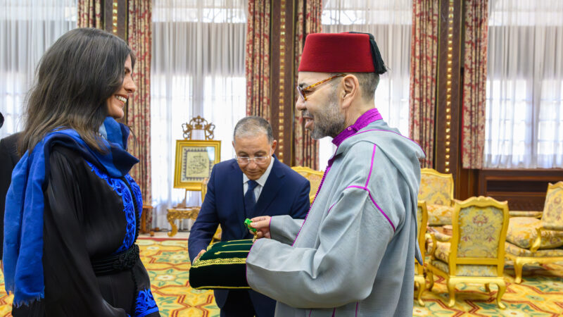 جلالة الملك يستقبل المتسلقة المغربية نوال صفنضلة ويوشحها جلالته بوسام المكافأة الوطنية من درجة ضابط