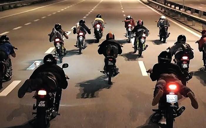 سطات ليلا.. فوضى الدراجات النارية تستنزف راحة السكان.. إلى متى؟