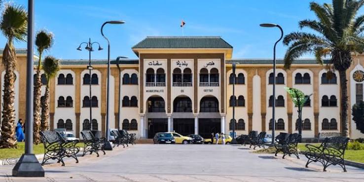 ملتقى طرق بشارع عبد الرحمان سكيرج بسطات.. هل حان وقت إحداث مدارة لحماية مستعملي الطريق؟